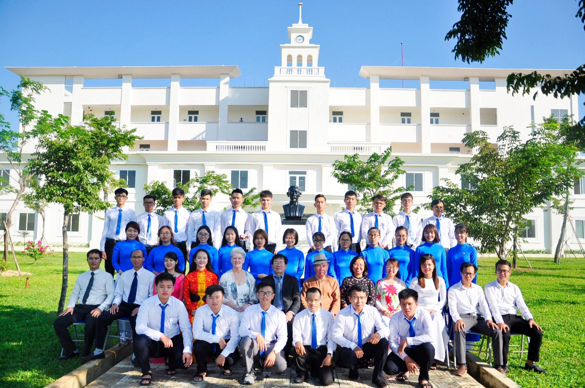 Trường Đại học Y khoa Phan Châu Trinh cam kết đầu ra: tiếp nhận 100% sinh viên điều dưỡng, xét nghiệm, QTBV