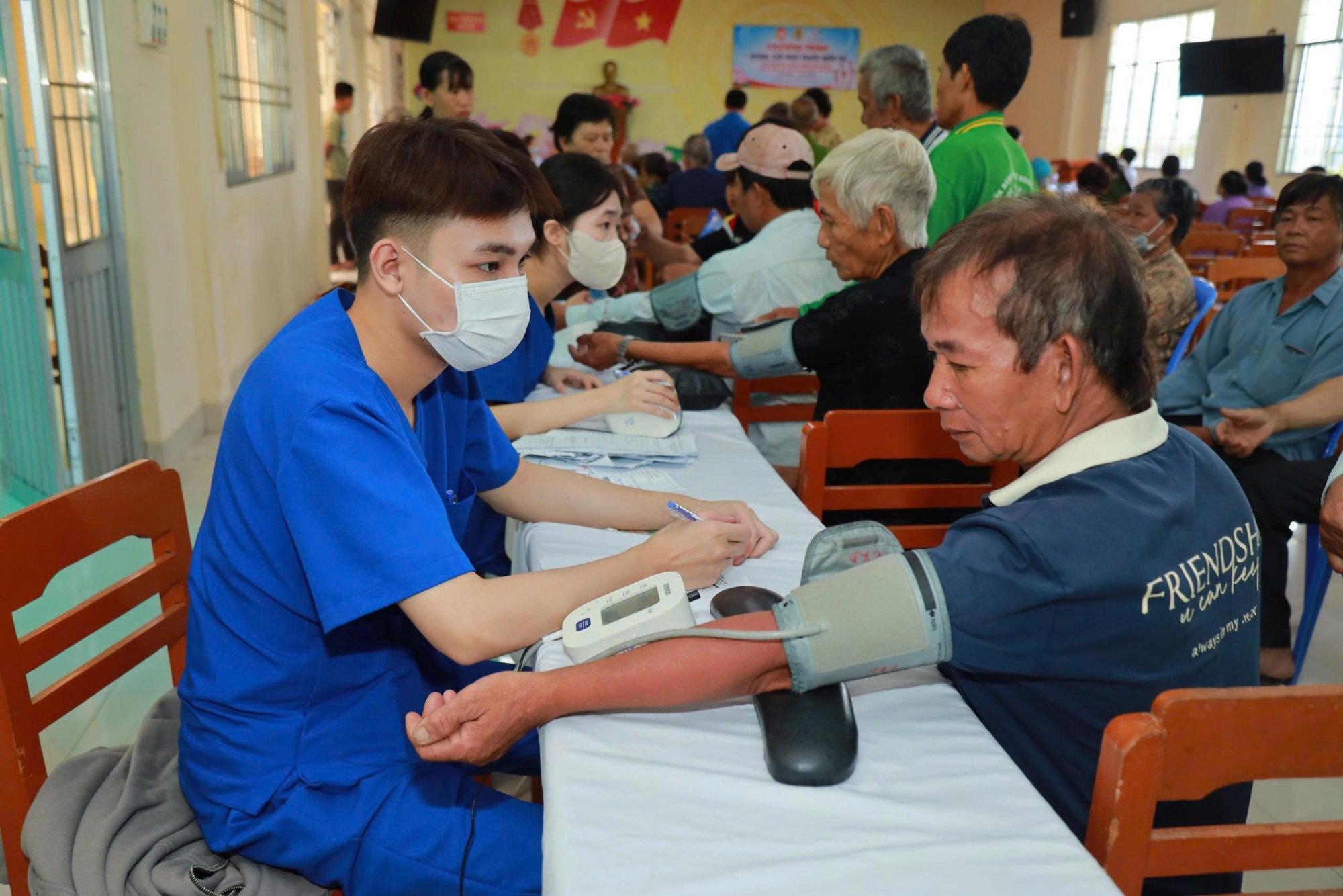 Hoạt động khám bệnh, cấp thuốc miễn phí cho người dân Phường Mỹ Ngãi, tỉnh Đồng Tháp